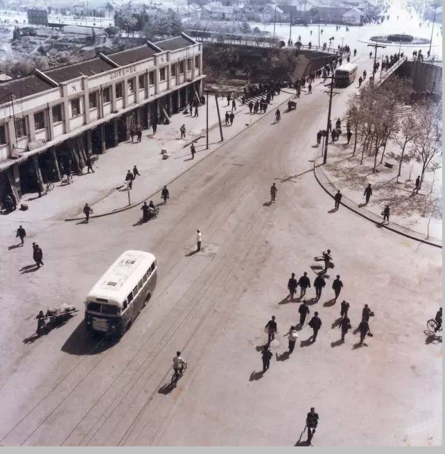 1959年，合肥淮河路东首的淮河路桥和淮河路第二百货商店，图右是小花园