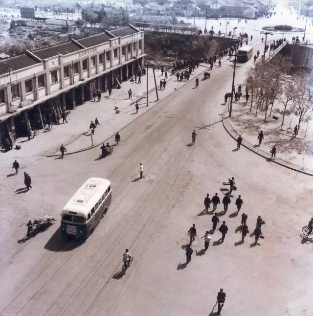 1959年，淮河路东首的淮河路桥和淮河路第二百货商店，图右是小花园